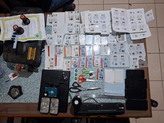 Barang Bukti pembuatan SIM palsu (Doc.Humas Polres Kukar)