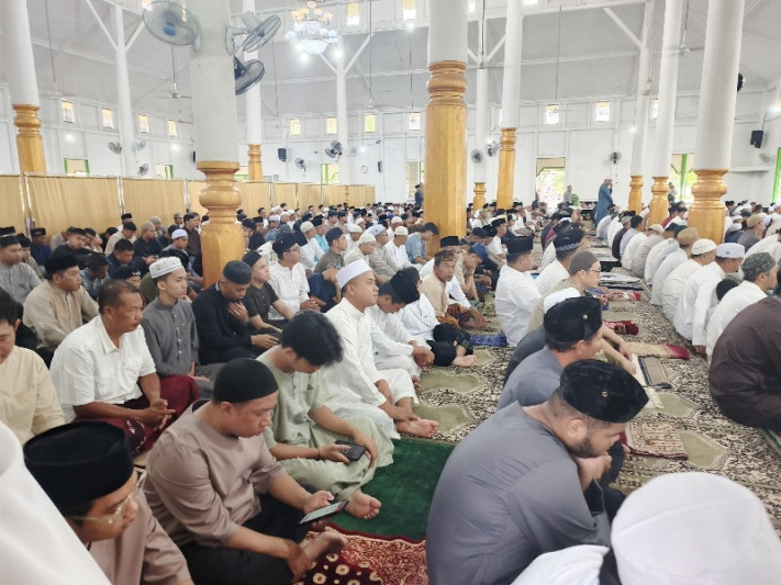 Sekda Kukar dan Keluarga Laksanakan Shalat Idul Fitri 1446 H di Masjid Jami Adji Amir Hasanoeddin Tenggarong