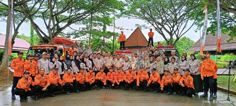 Kepala Pelaksana BPBD Kukar, Setianto Aji Nugroho beserta para jajaran pegawai BPBD bertempat di halaman kantor BPBD Tenggarong Seberang (DILLA)