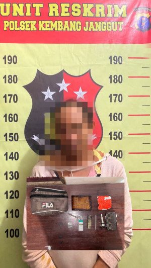 Pelaku diamankan polisi kembang janggut beserta barang bukti lainnya (Doc.Humas Polres Kukar)