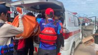 Tim gabungan Basarnas,BPBD, Disdamkarmatan Kukar serta relawan membantu evakuasi korban ke ambulance (Doc. Humas Disdamkarmatan Kukar) Tim gabungan Basarnas,BPBD, Disdamkarmatan Kukar serta relawan membantu evakuasi korban ke ambulance (Doc. Humas Disdamkarmatan Kukar)