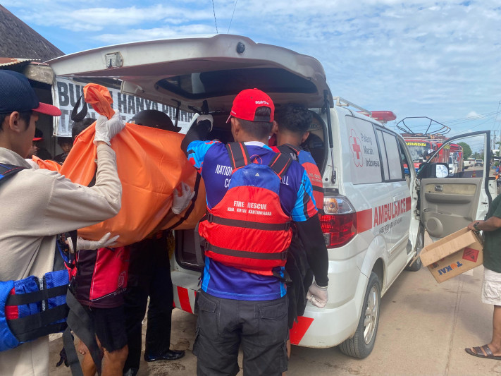Tim gabungan Basarnas,BPBD, Disdamkarmatan Kukar serta relawan membantu evakuasi korban ke ambulance (Doc. Humas Disdamkarmatan Kukar)
