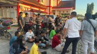 17 orang pelaku yang diduga sebagai pelaku berhasil diamankan di Mapolres Kukar (Doc. Humas Polres Kukar) 17 orang pelaku yang diduga sebagai pelaku berhasil diamankan di Mapolres Kukar (Doc. Humas Polres Kukar)