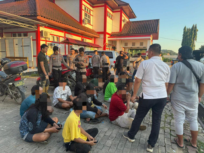 17 orang pelaku yang diduga sebagai pelaku berhasil diamankan di Mapolres Kukar (Doc. Humas Polres Kukar)