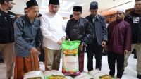 PASKAS Kukar Salurkan 5 Ton Beras untuk Ponpes dan Panti, Sekda Kukar Lepas Distribusi Akbar ke-80