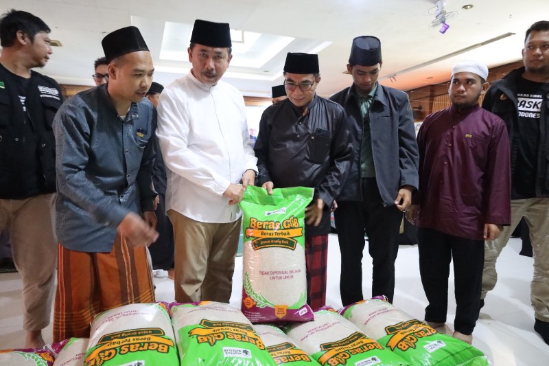 PASKAS Kukar Salurkan 5 Ton Beras untuk Ponpes dan Panti, Sekda Kukar Lepas Distribusi Akbar ke-80