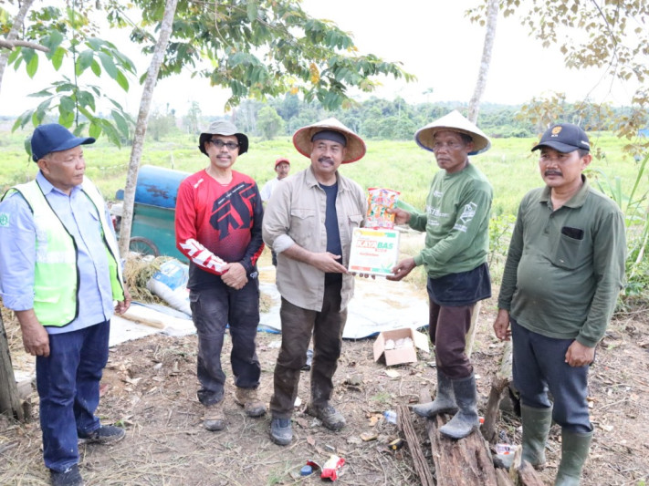 Bupati Kukar Edi Damansyah Panen Padi Perdana di Desa Mulawarman, Dorong Ketahanan Pangan Lokal