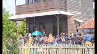 Aksi massa pendemo di rumah kades Muara Muntai Ilir (Facebook) Aksi massa pendemo di rumah kades Muara Muntai Ilir (Facebook)