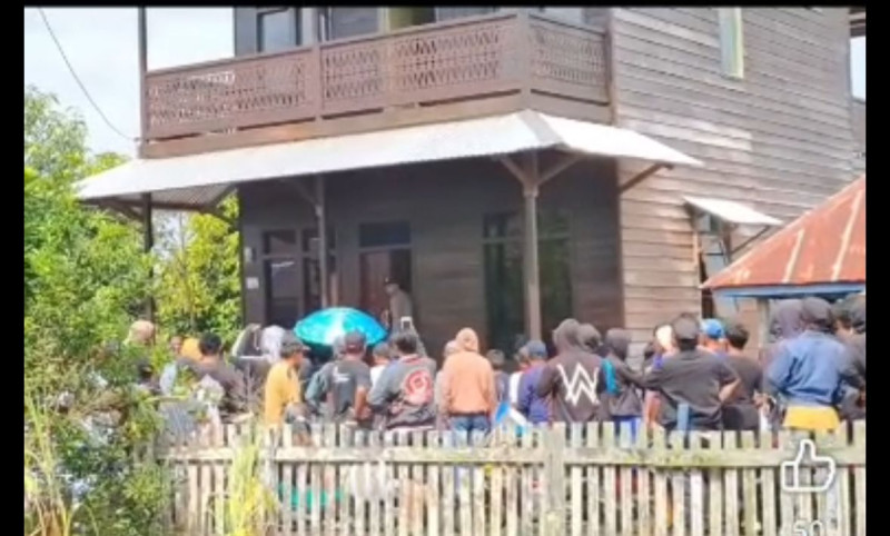 Aksi massa pendemo di rumah kades Muara Muntai Ilir (Facebook)