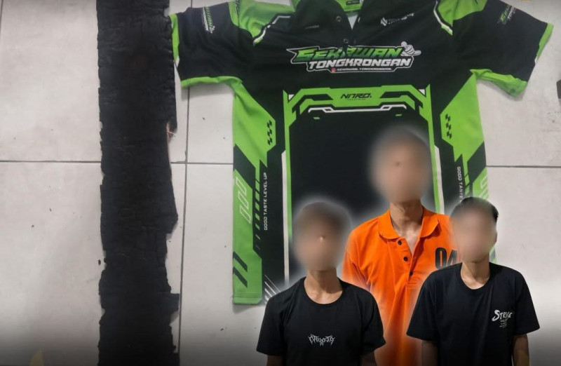 Ketiga pelaku beserta barang bukti yang diamankan oleh polisi (Doc.Humas Polres Kukar)