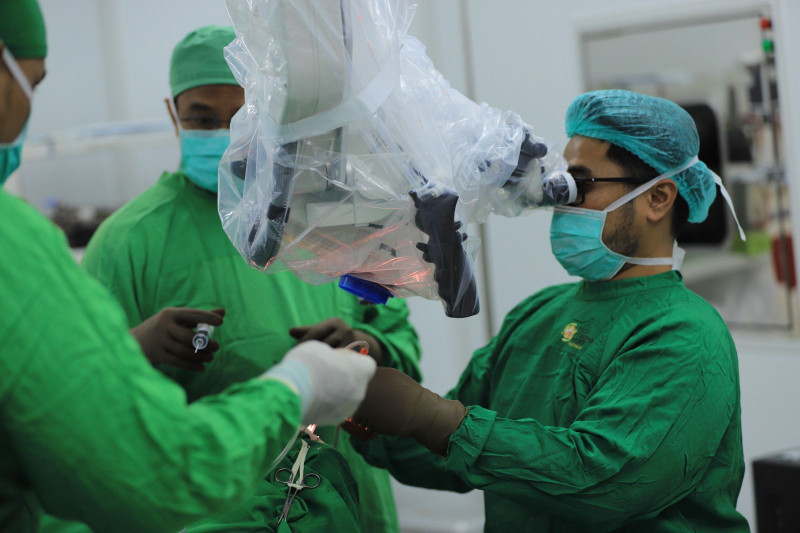 Tindakan operasi yang di lakukan oleh dokter spesialis bedah saraf, Dr. Mustaqim bersama tim medis profesional lainnya. (Doc. Humas RSUD Parikesit, Tenggarong Seberang)