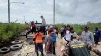 Warga Desa Kayu Batu bergotong royong perbaiki jalan yang rusak (Doc. Facebook)