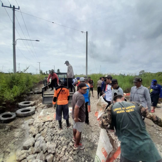 Warga Desa Kayu Batu bergotong royong perbaiki jalan yang rusak (Doc. Facebook)