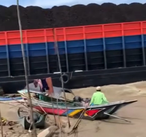 Penampakan kapal ponton batu tabrak perahu warga di Kota Bangun Seberang (Doc. Facebook Nurul Hidayah)