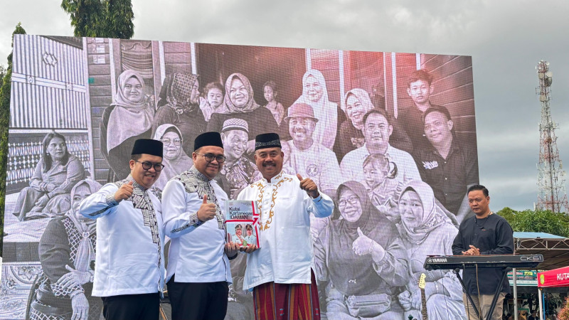 Teks Foto : Sertijab Bupati Kukar di Halaman Masjid Agung Sultan Sulaiman, Kecamatan Tenggarong (DILLA)