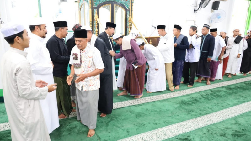 Sekda Kukar dan Keluarga Gelar Shalat Idul Adha, Serahkan Sapi Qurban untuk Masjid Jami’