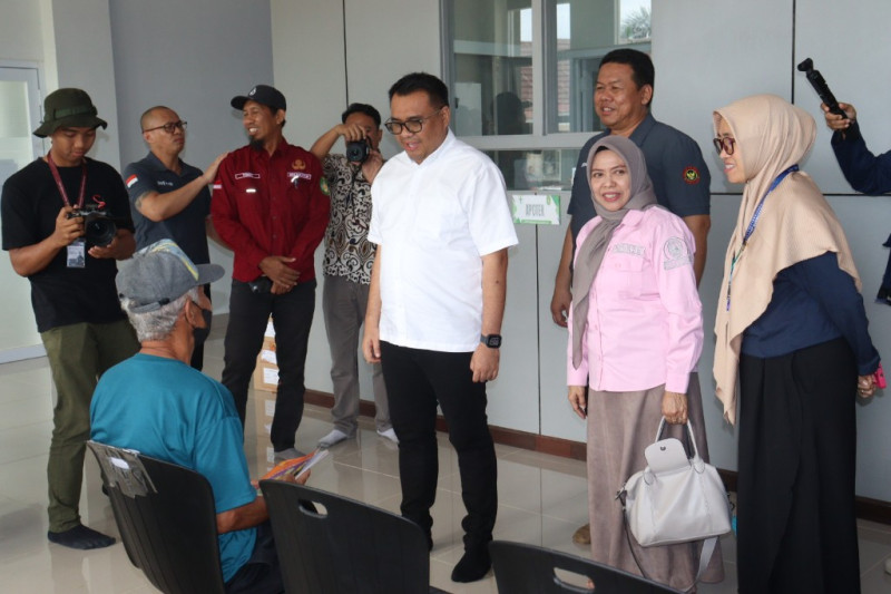Bupati Kukar Tinjau Layanan Kesehatan dan Beri Makanan Bergizi di Puskesmas Kembang Janggut