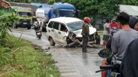 Mobil berwarna putih jenis MPV (Multi Purpose Vehicle) alami kecelakaan dijalur poros jonggon, Tenggarong (Facebook)