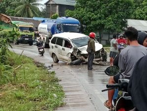 Mobil berwarna putih jenis MPV (Multi Purpose Vehicle) alami kecelakaan dijalur poros jonggon, Tenggarong (Facebook)
