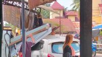 Mobil Toyota Agya Seruduk POM Mini dan Rumah warga (Doc. Facebook Menul Yeni)