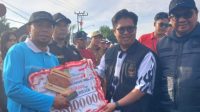 Bupati dan Wakil Bupati Kukar menyerahkan penghargaan untuk pemenang lomba BBGRM Ke- 22 kepada Lurah Kampung Baru yang berhasil menjuarai peringkat 1 BBGRM Tingkat Kabupaten (Doc. Facebook)