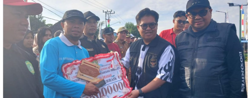 Bupati dan Wakil Bupati Kukar menyerahkan penghargaan untuk pemenang lomba BBGRM Ke- 22 kepada Lurah Kampung Baru yang berhasil menjuarai peringkat 1 BBGRM Tingkat Kabupaten (Doc. Facebook)