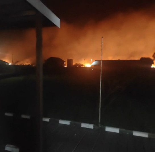 Kebakaran Lahan yang terlihat dari rumah warga desa Muara Siran sekitar pukul 22.03 WIB (Doc. Video Ishan Mashor) Kebakaran Lahan yang terlihat dari rumah warga desa Muara Siran sekitar pukul 22.03 WIB (Doc. Video Ishan Mashor)