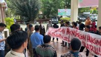 Teks Foto: Aksi Demonstrasi di Depan Pengadilan Negeri Tenggarong