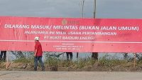 Spanduk himbauan dilarang masuk/melintas (Bukan Jalan Umum) PT BBE (Doc. Facebook)