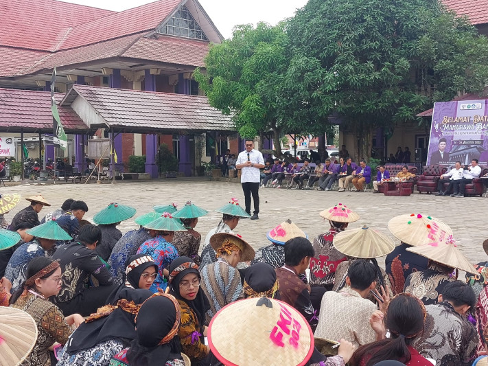 Bupati Kukar, Aulia Rahman Basri berikan sambutan kepada mahasiswa baru saat PKKMB di kampus Unikarta (DILLA)