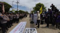 Demo mahasiswa Unikarta di DPRD Kukar (Dilla)
