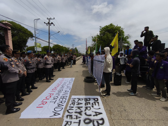 Demo mahasiswa Unikarta di DPRD Kukar (Dilla)