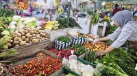 Dagangan Bahan Pokok yang dijual Irmawati di Pasar Gerbang Raja Mangkurawang (DILLA)