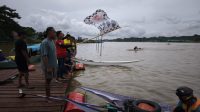 Kades Loa Kulu Kota memulai lomba race ketinting di sungai mahakam menggunakan bendera (DILLA)