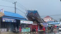 Teks Foto: Papan Billboard ambruk mengenai konter di Jalan Teluk Dalam, Kecamatan Tenggarong Seberang (Doc. Humas Disdamkar Matan Kukar) Teks Foto: Papan Billboard ambruk mengenai konter di Jalan Teluk Dalam, Kecamatan Tenggarong Seberang (Doc. Humas Disdamkar Matan Kukar)